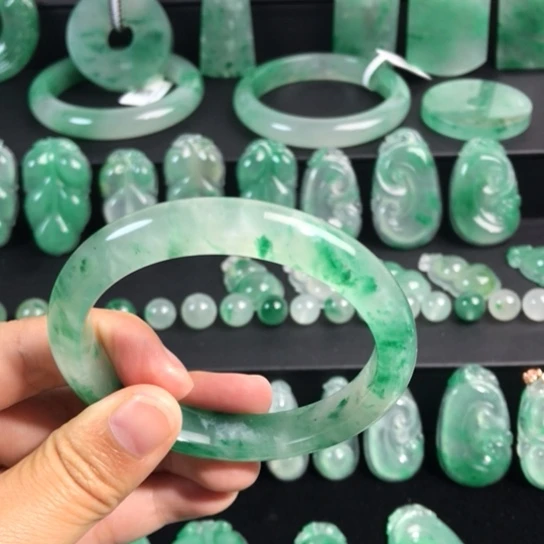 未镶嵌手镯石英岩玉