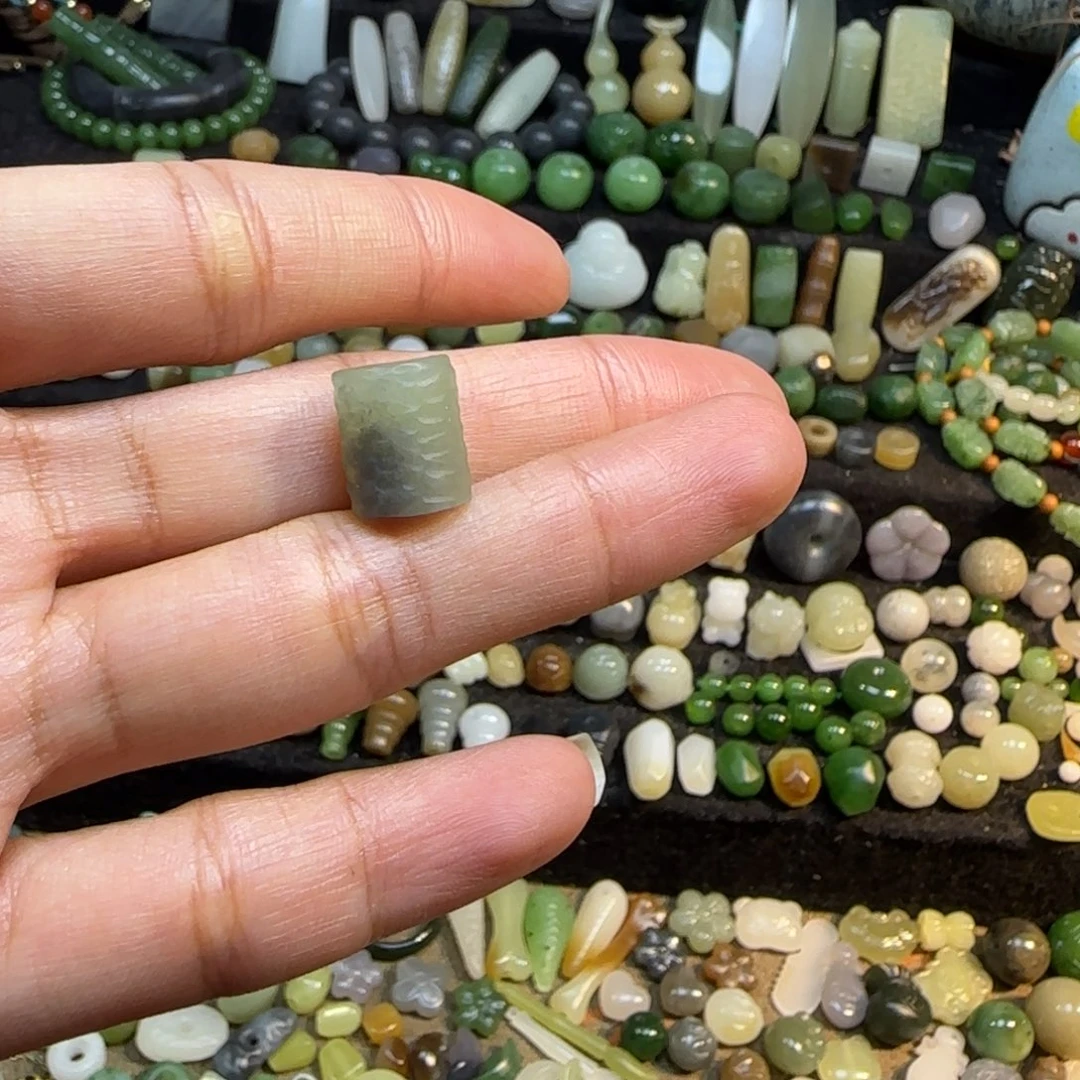 和田玉未镶嵌颈饰黄口蓝皮路路通