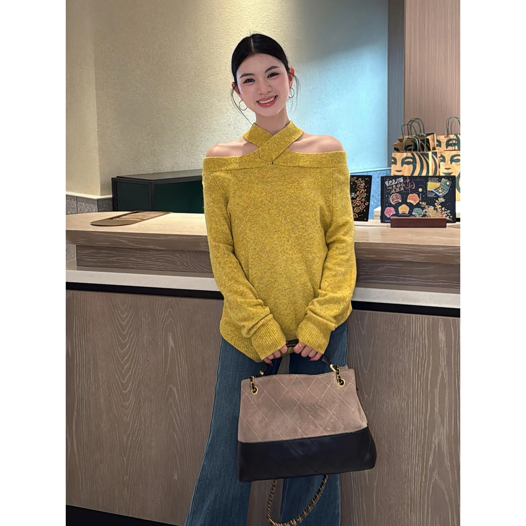 纯欲风辣妹挂脖露肩针织上衣女秋冬新款修身显瘦百搭减龄长袖上衣