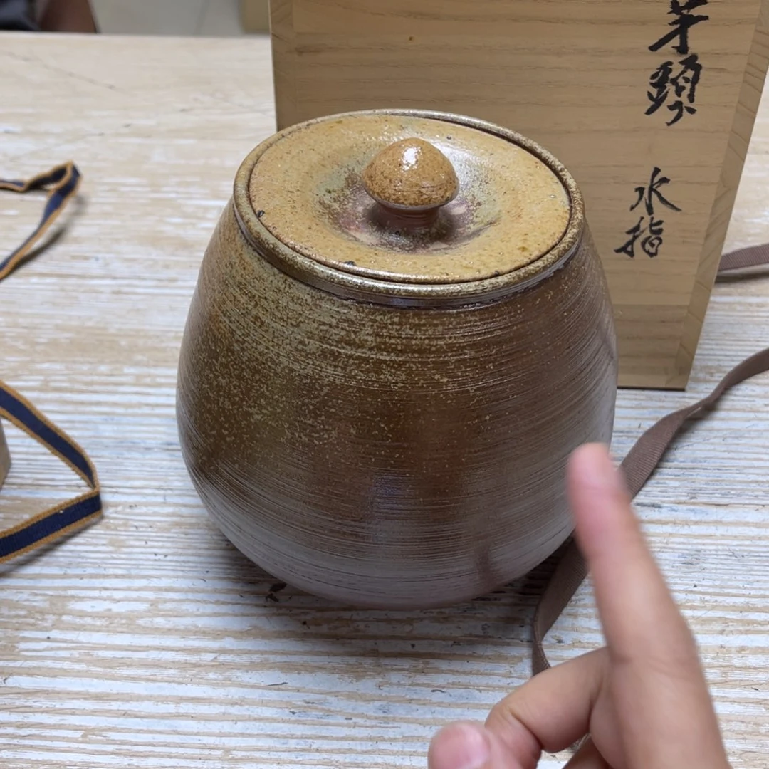 瓷片密密麻麻地排列着一个