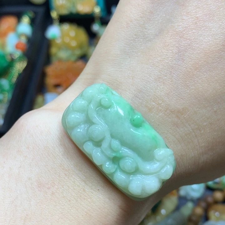 翡翠未镶嵌颈饰手牌