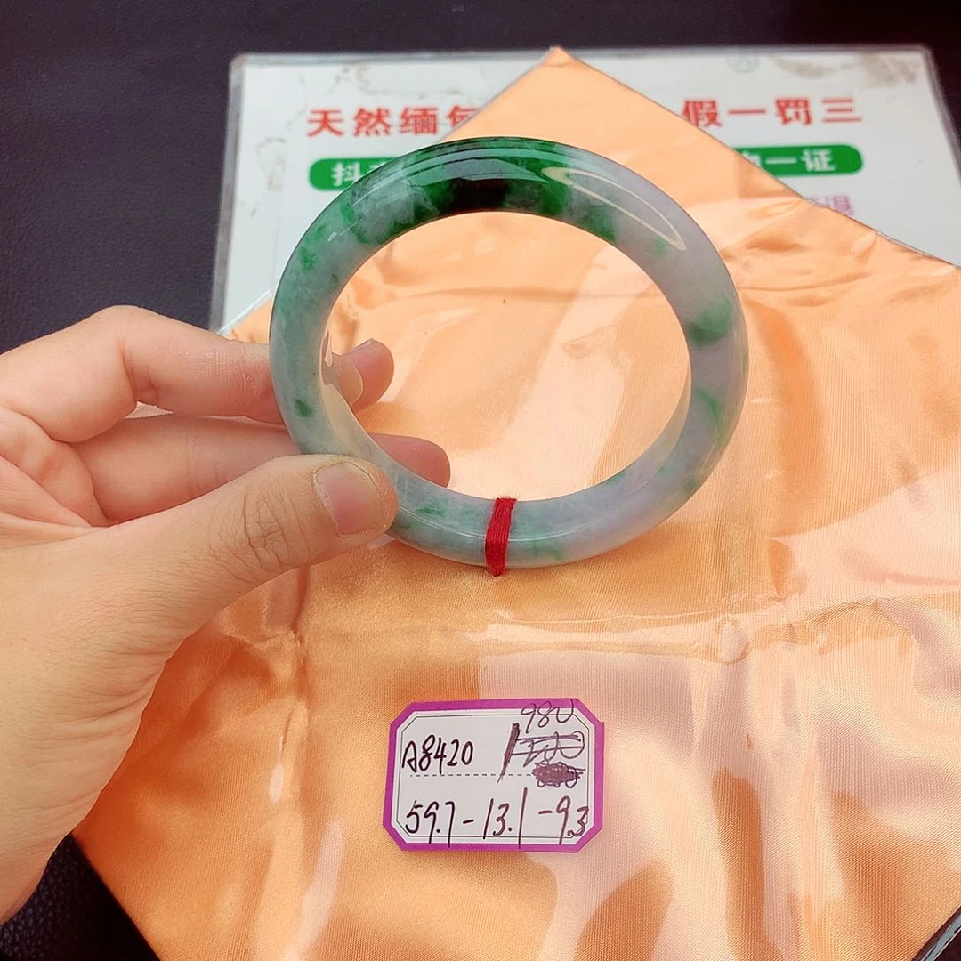 翡翠手镯未镶嵌翡翠