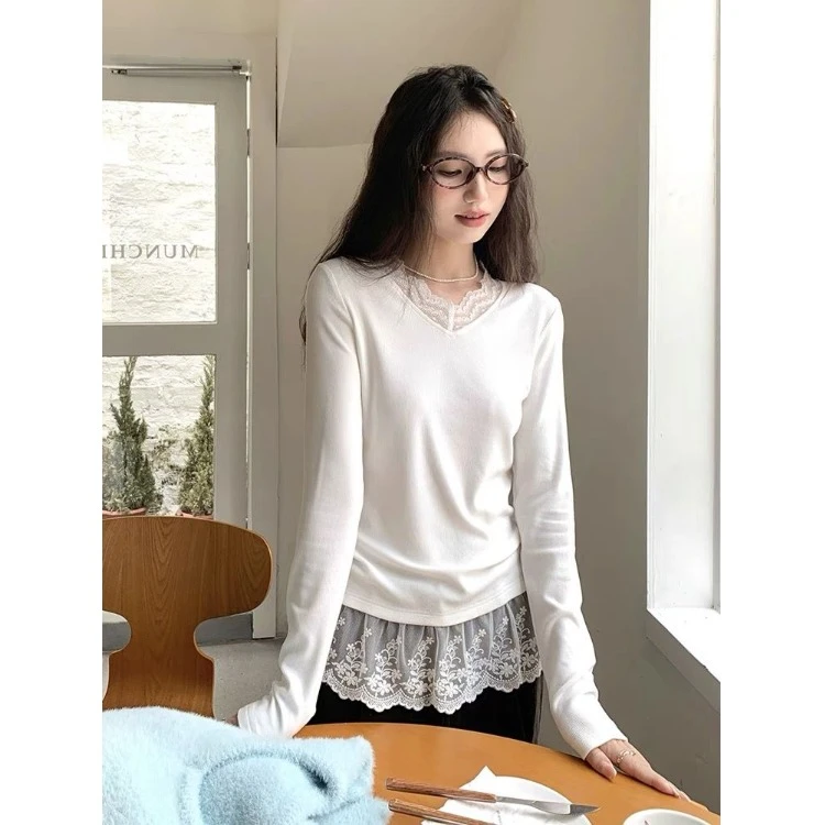 纯欲风v领蕾丝拼接长袖打底衫女秋冬高级感减龄显瘦内搭长袖上衣
