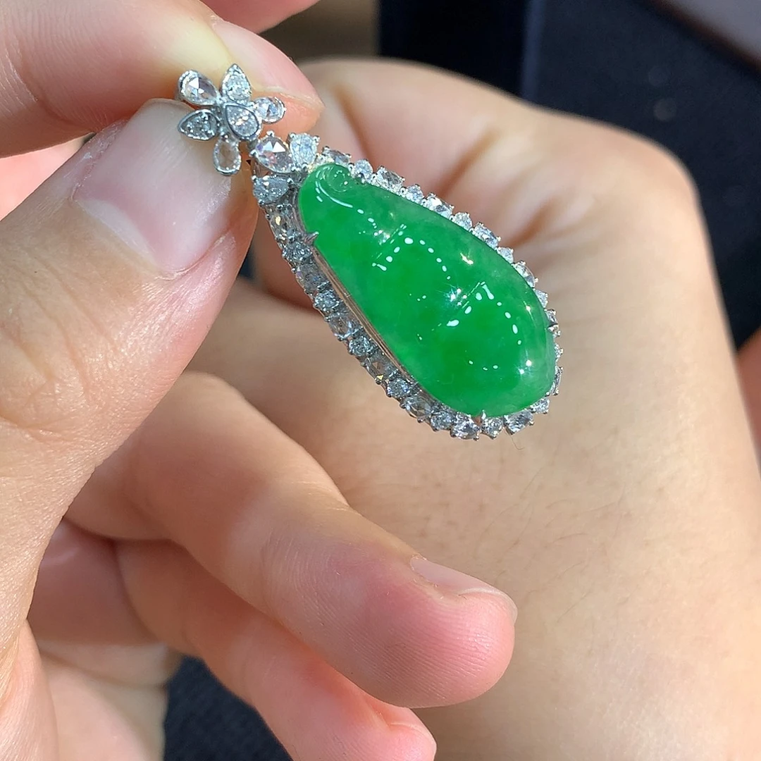 翡翠18K金镶嵌颈饰豆