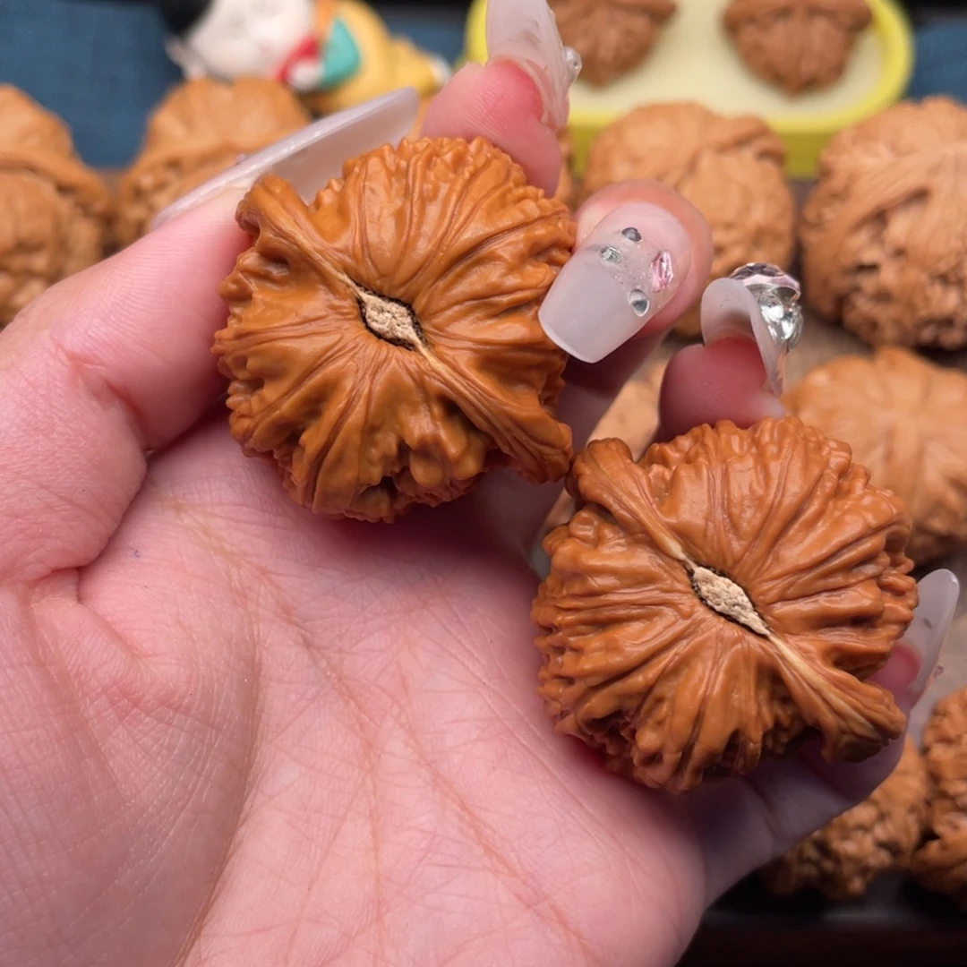 知***乐文玩核桃把件红皮白狮子42