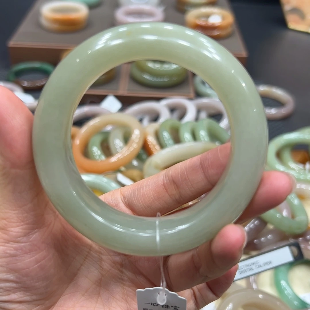 8***莉石英质玉手镯未镶嵌