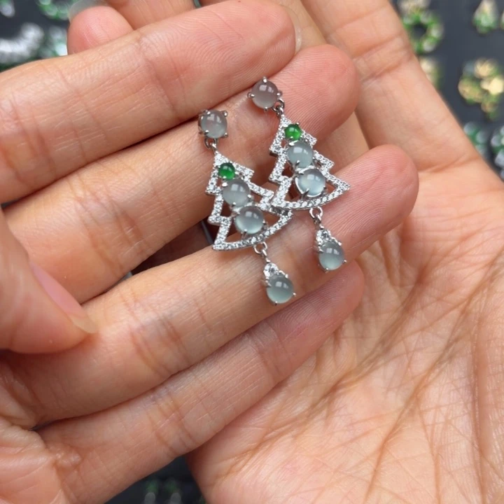 潍***鑫翡翠银S925镶嵌耳饰