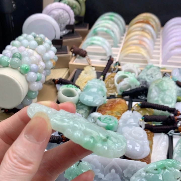 翡翠颈饰未镶嵌吊坠