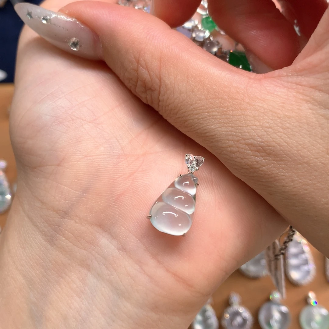 v***呀翡翠18K金镶嵌颈饰吊坠