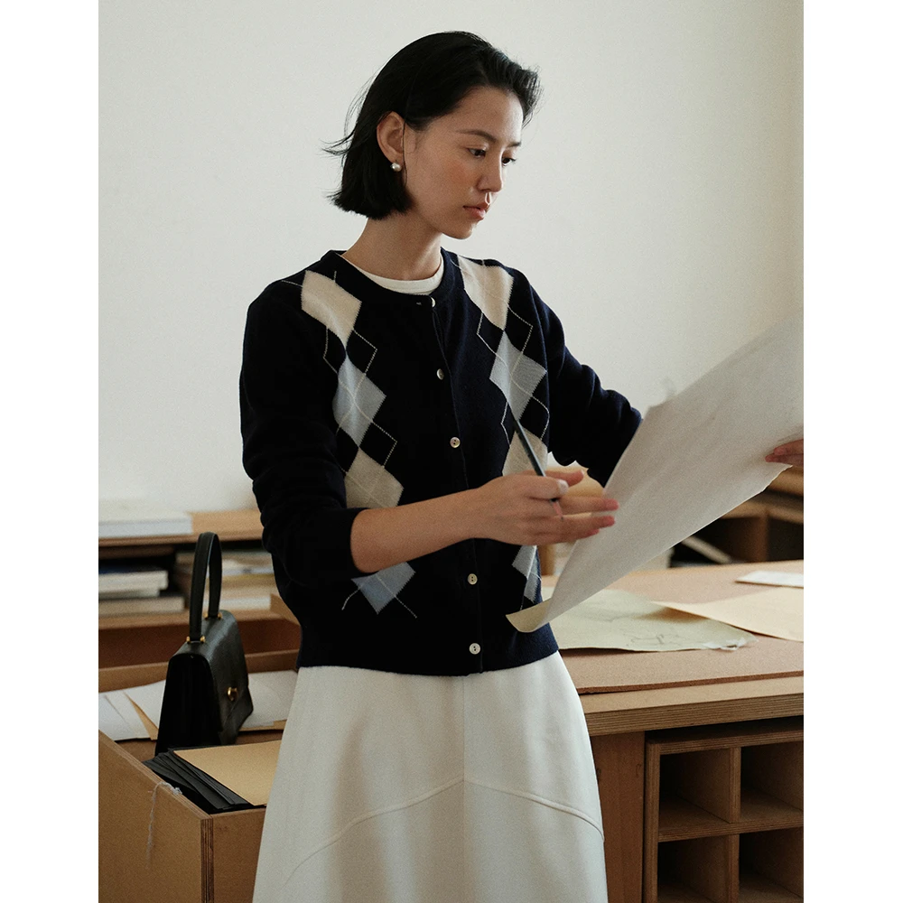 谁桃子 精简衣橱 知识分子miu系通勤菱格羊毛针织开衫女秋季上衣