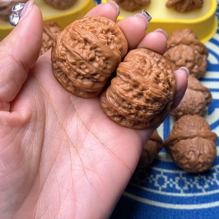 吊坠桃核白狮子42