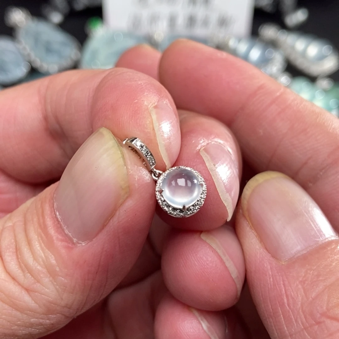 颈饰18K金镶嵌翡翠蛋面