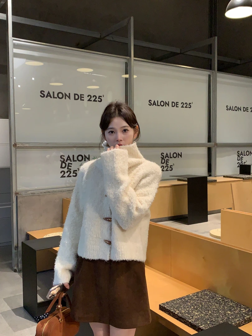 【婉er】2024秋冬设计师款高领牛角扣毛衣HSW1556