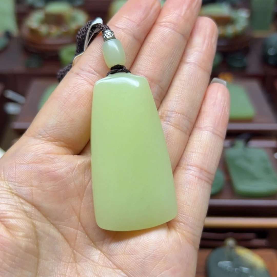 【闪购商品】岫岩老玉（透闪石质玉）未镶嵌颈饰藤**间平安牌