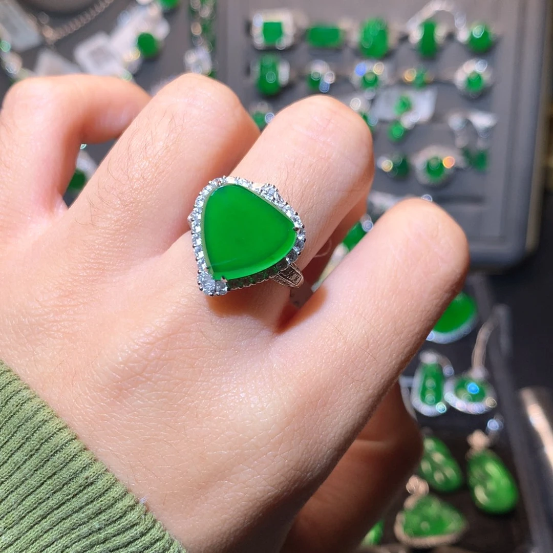 翡翠戒指18K金镶嵌水滴心