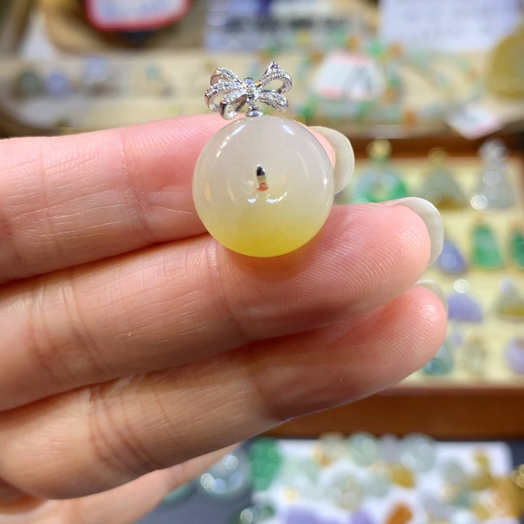 颈饰18K金镶嵌翡翠