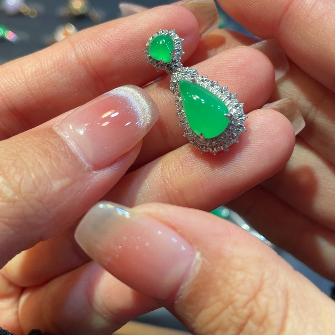 翡翠18K金镶嵌颈饰水滴