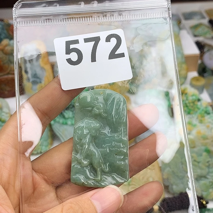 翡翠未镶嵌颈饰虎**空翡翠