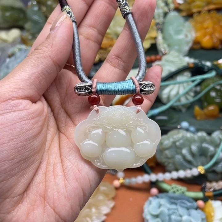 蛇纹石玉吊坠合金