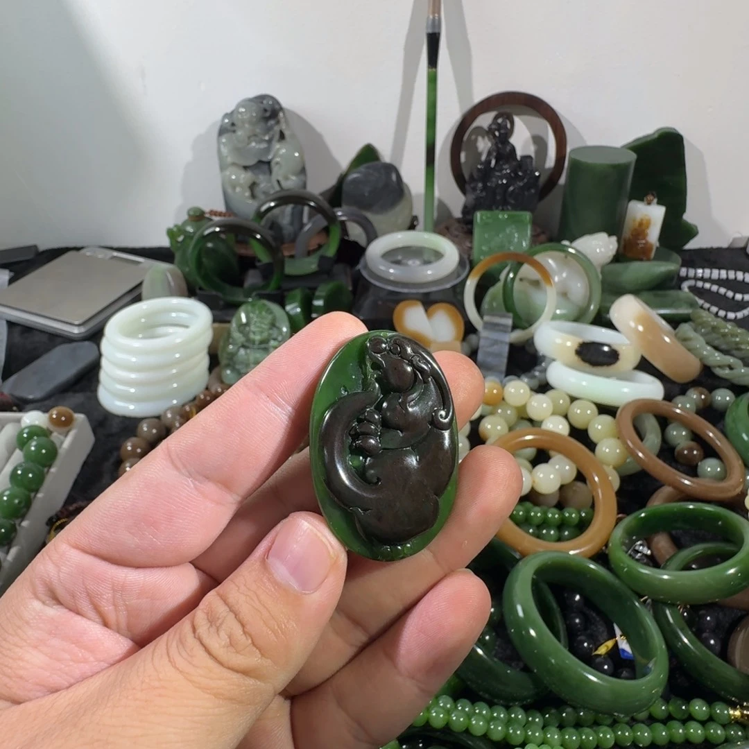 绿***哥和田玉(碧玉)未镶嵌颈饰