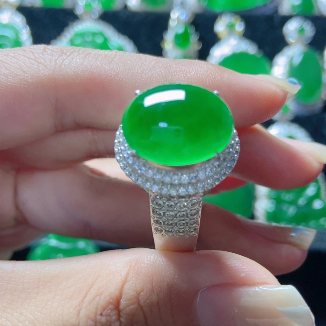 颈饰未镶嵌翡翠18。