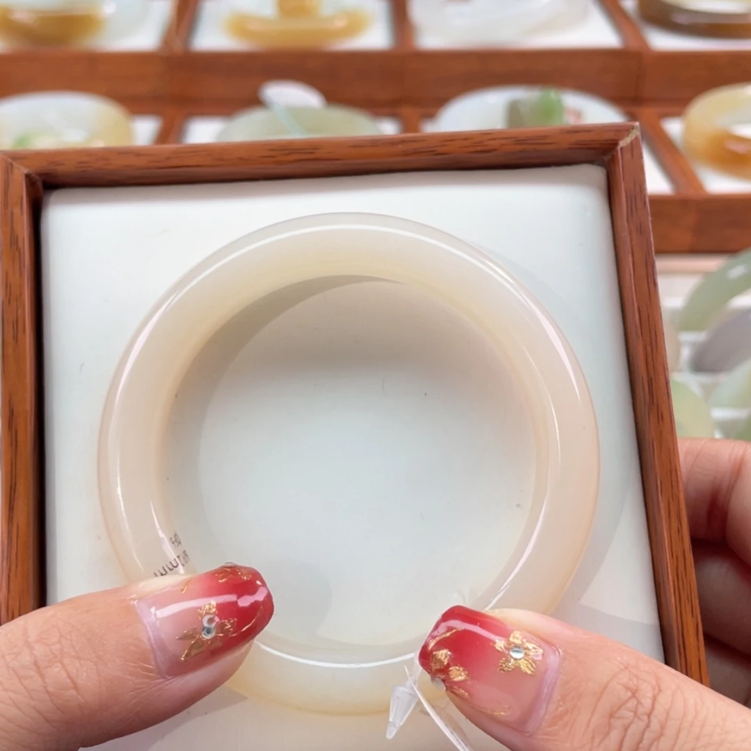 【闪购商品】和田玉手镯未镶嵌56