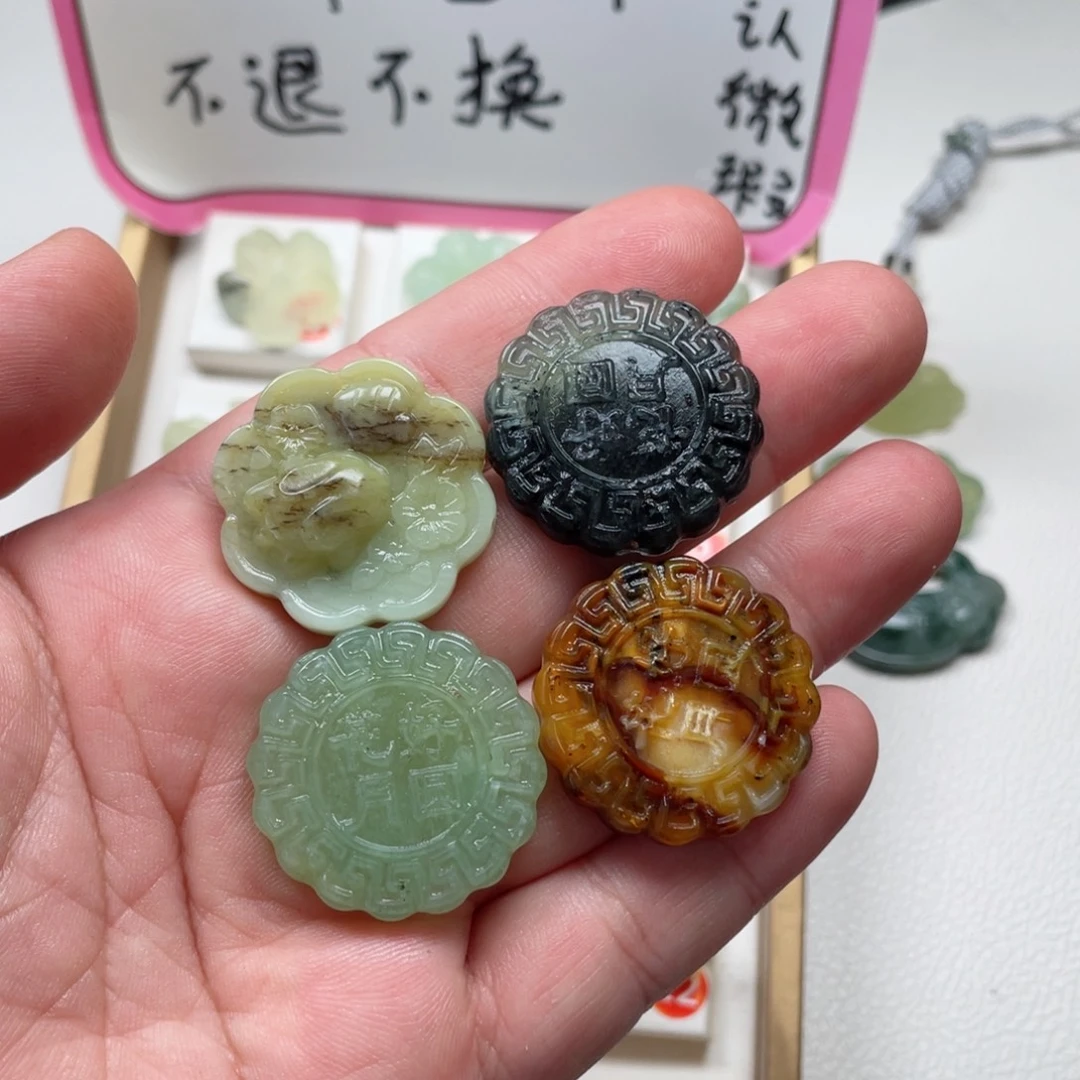 猪****未镶嵌蛇纹石玉颈饰