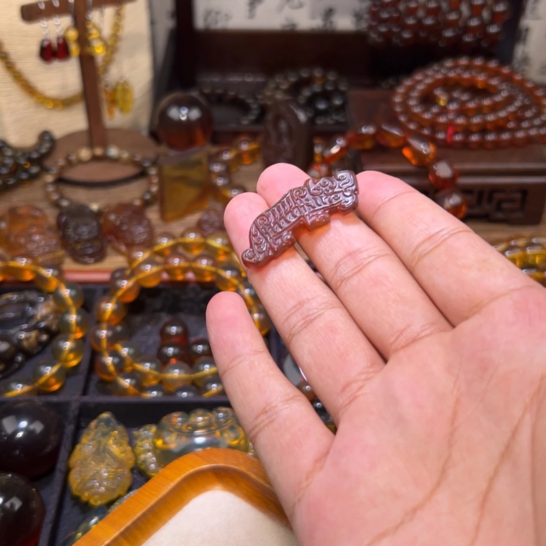 琥珀未镶嵌颈饰虎纹