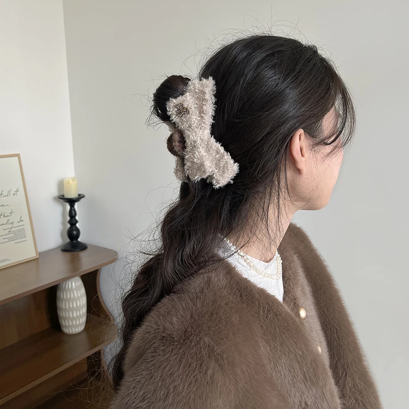 毛绒抓夹女高级感2025新款蝴蝶结毛毛发抓秋冬氛围感半扎发鲨鱼夹