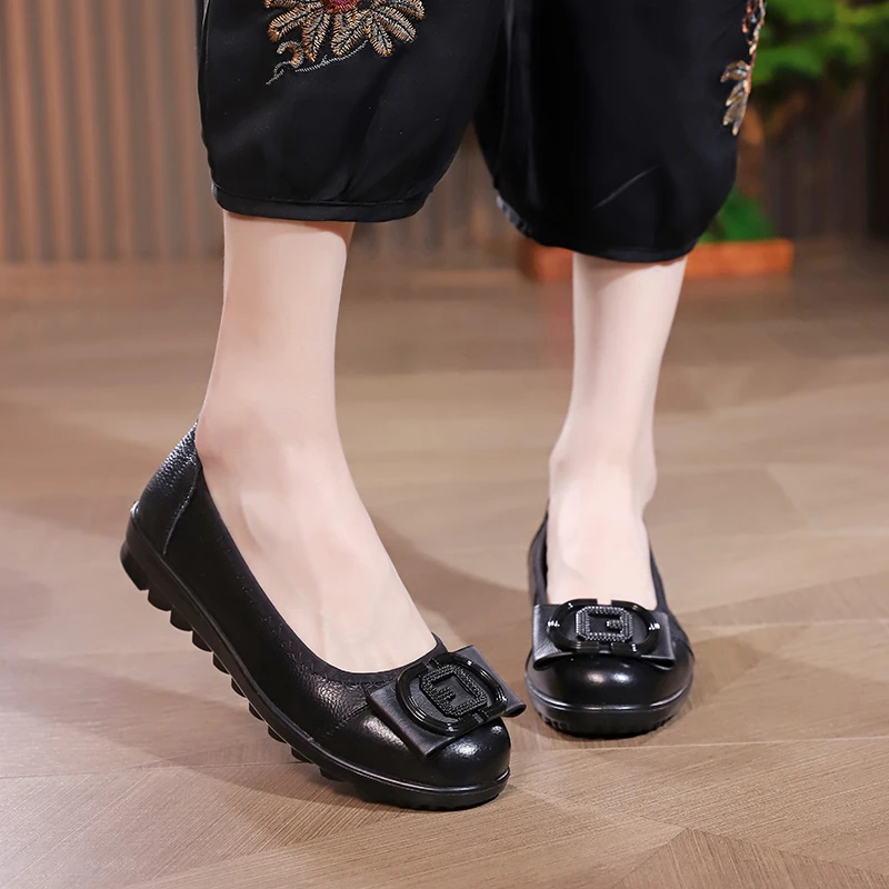 真皮妈妈鞋50-60岁软底防滑洋气40-50岁高档中老年平底黑色单鞋子