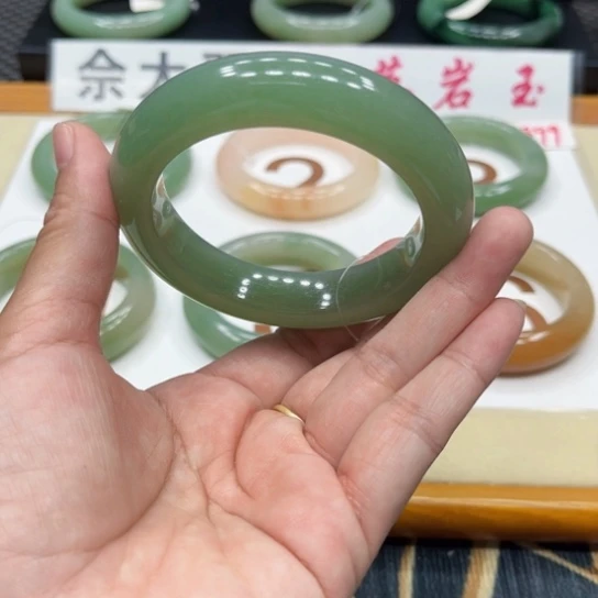 石英质玉手镯未镶嵌艳*