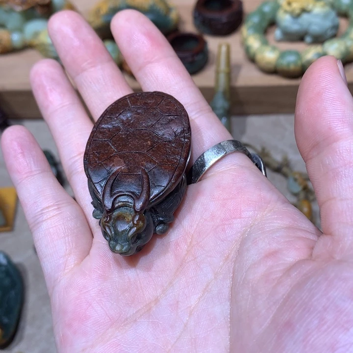 未镶嵌岫岩河磨玉（透闪石质玉）把件