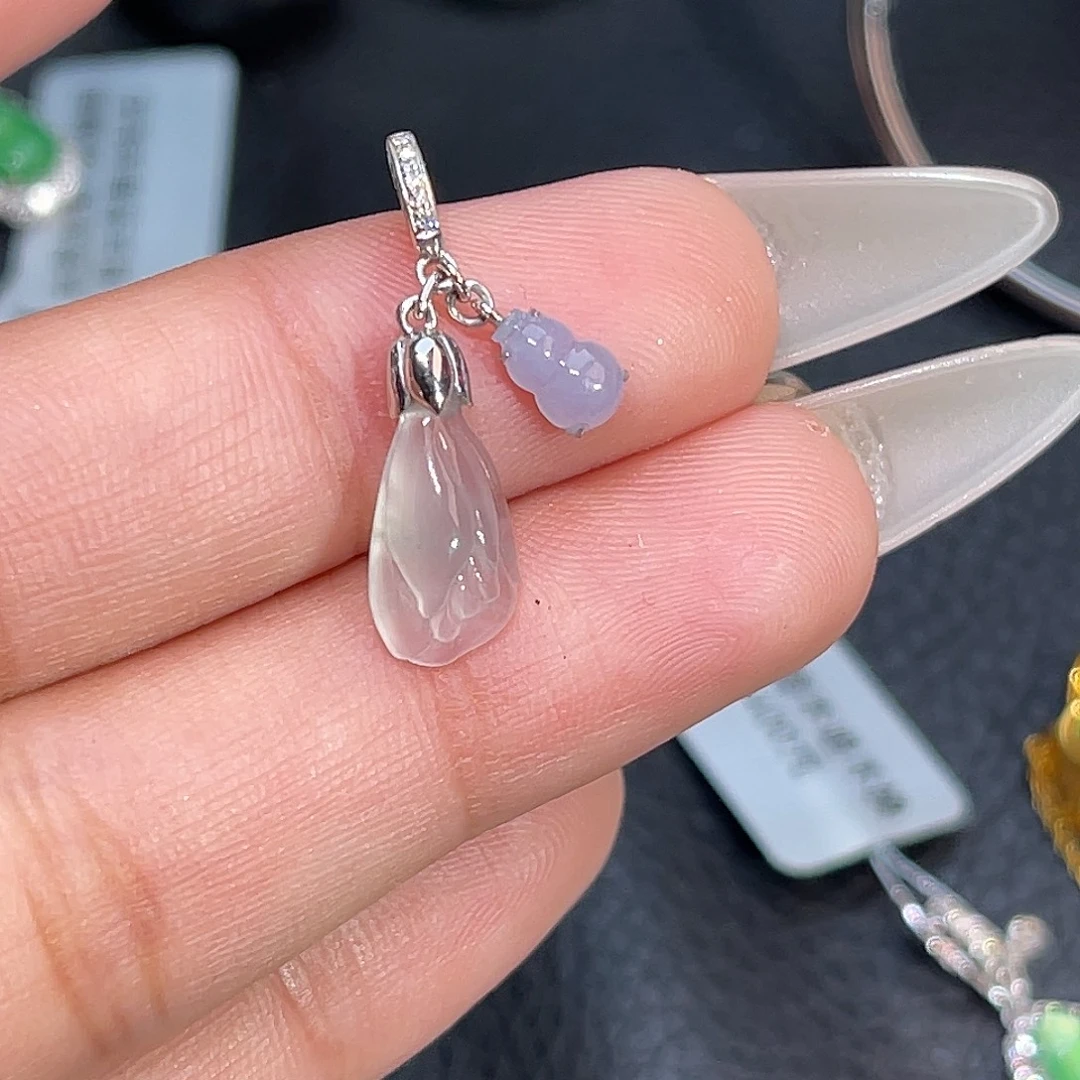 翡翠18K金镶嵌颈饰莲蓬