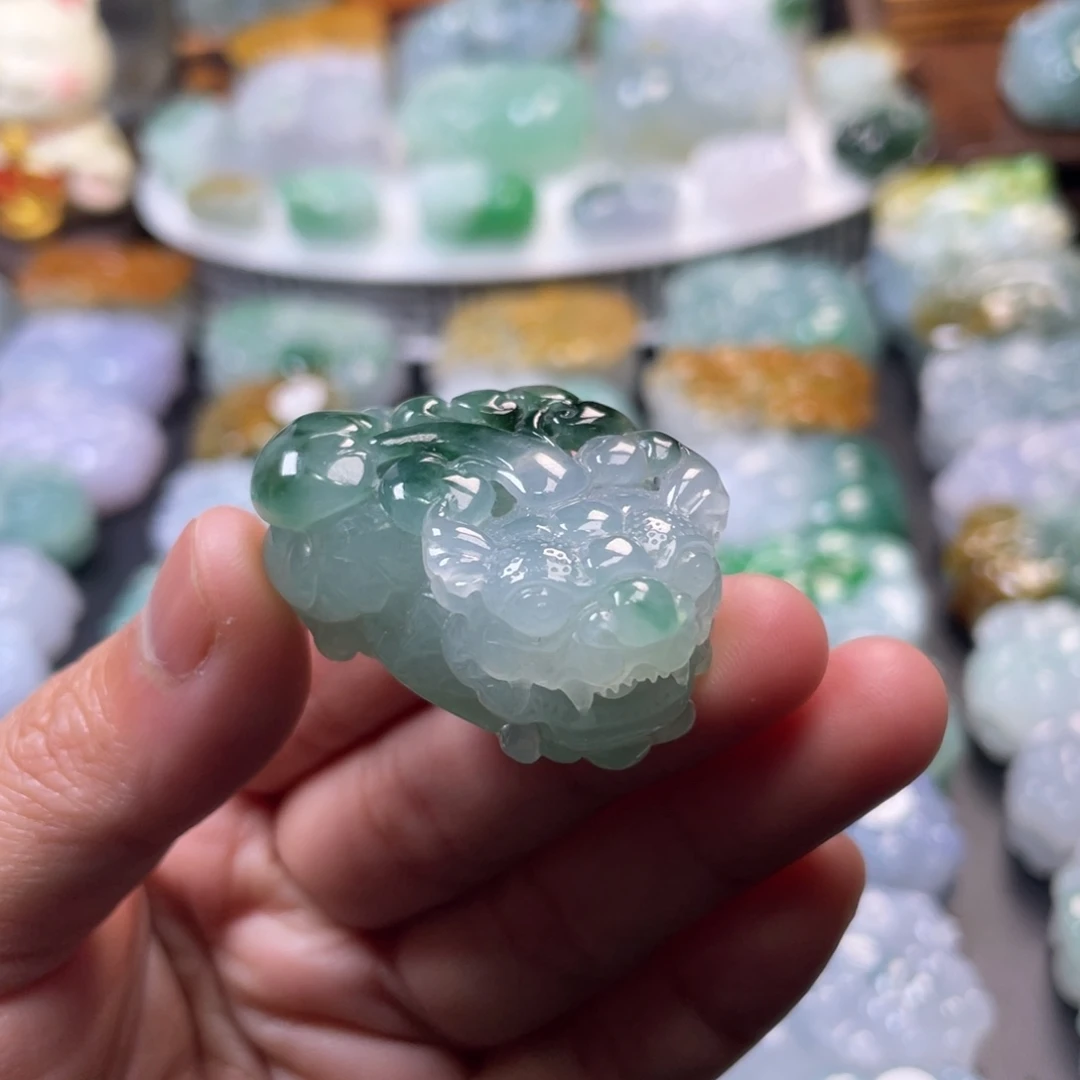 翡翠未镶嵌颈饰貔貅