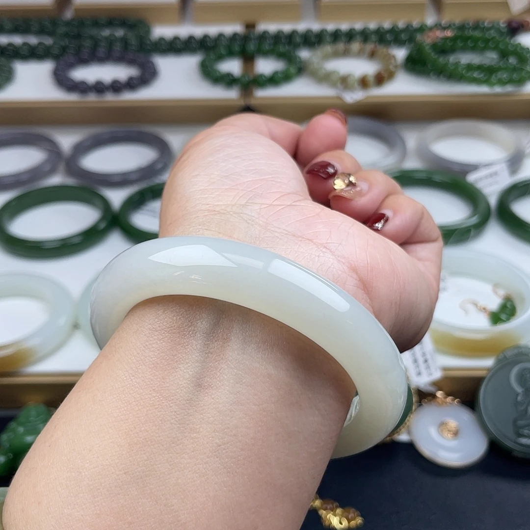 和田玉手镯未镶嵌