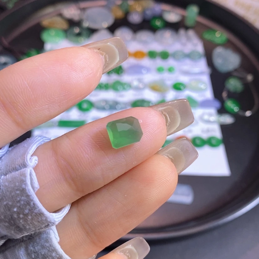 【闪购商品】翡翠挂件未镶嵌切割