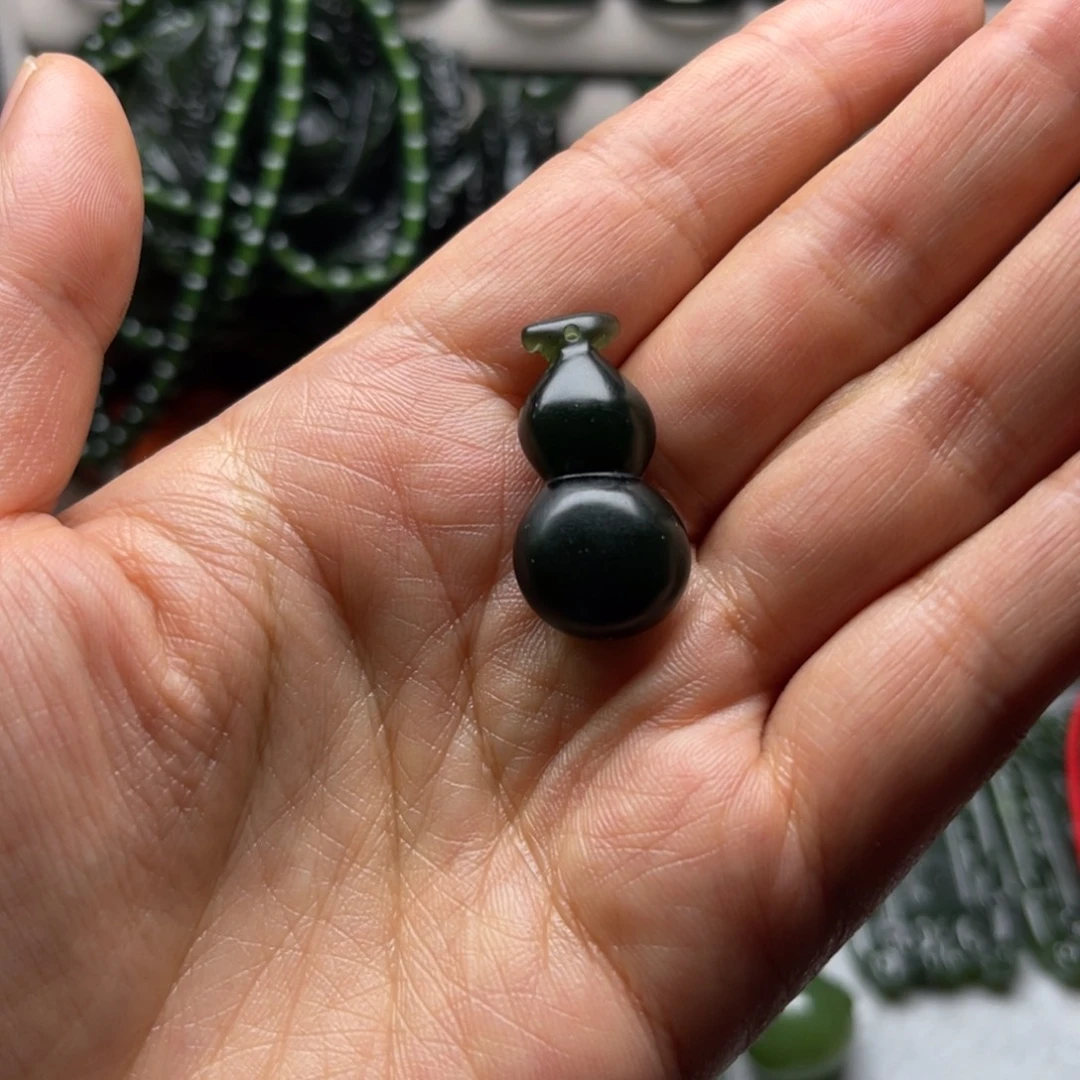 爱***递蛇纹石玉未镶嵌颈饰