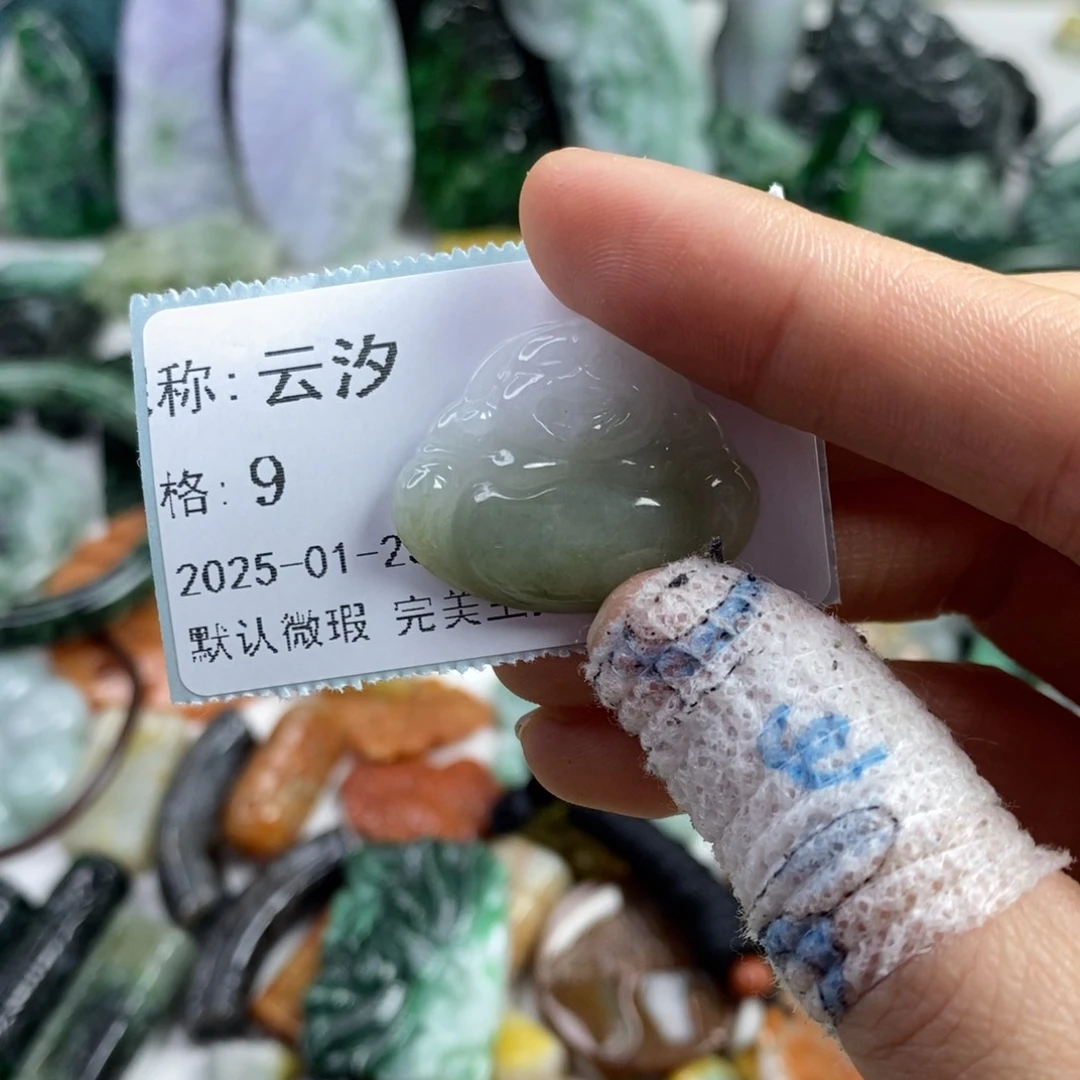 翡翠颈饰未镶嵌云*