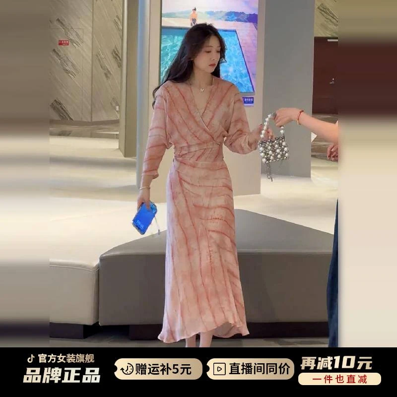2025新款法式优雅粉色v领连衣裙子女夏季高级感气质掐腰包臀长裙