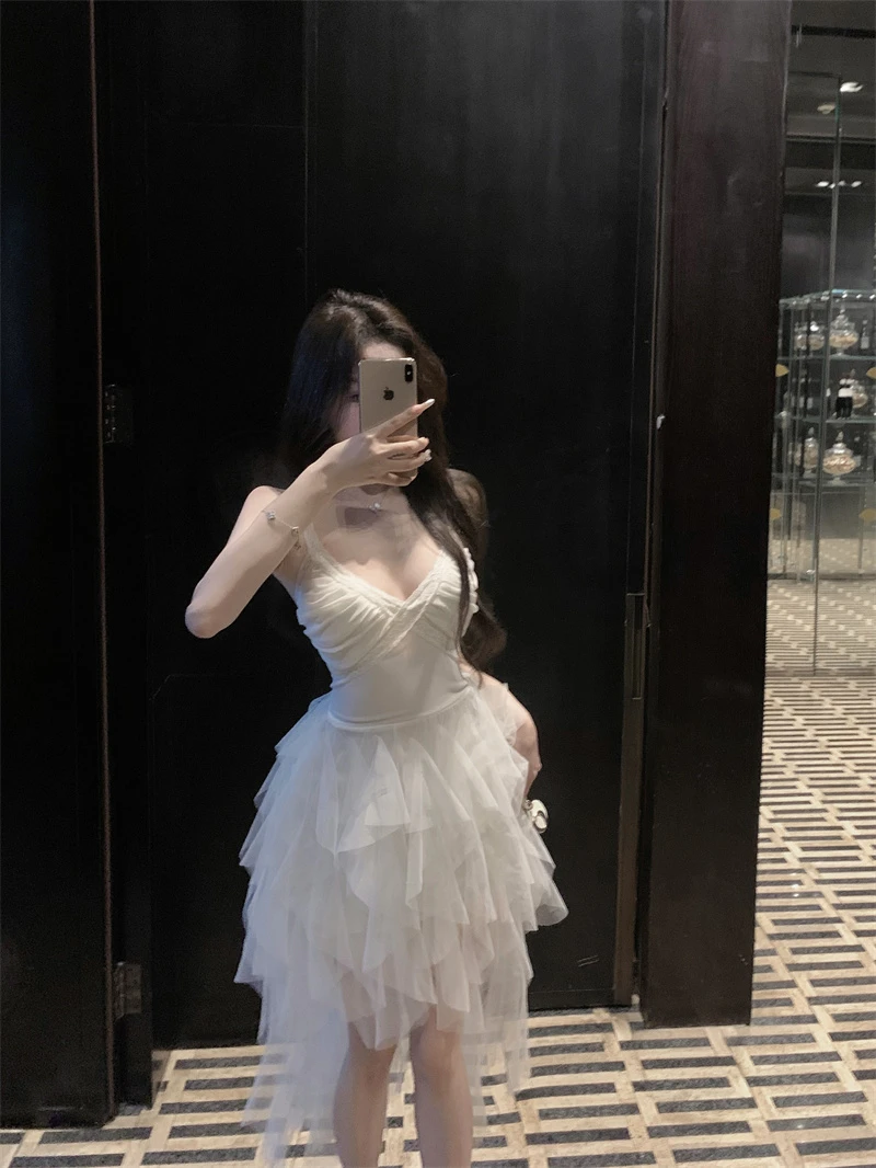 富家千金感穿搭白色v领吊带连衣裙高级感网纱拼接收腰生日礼服裙