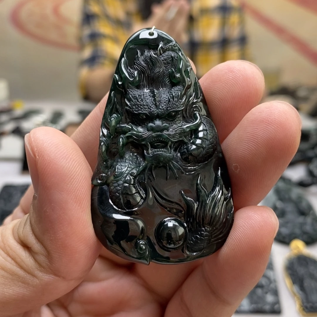 翡翠未镶嵌颈饰龙牌