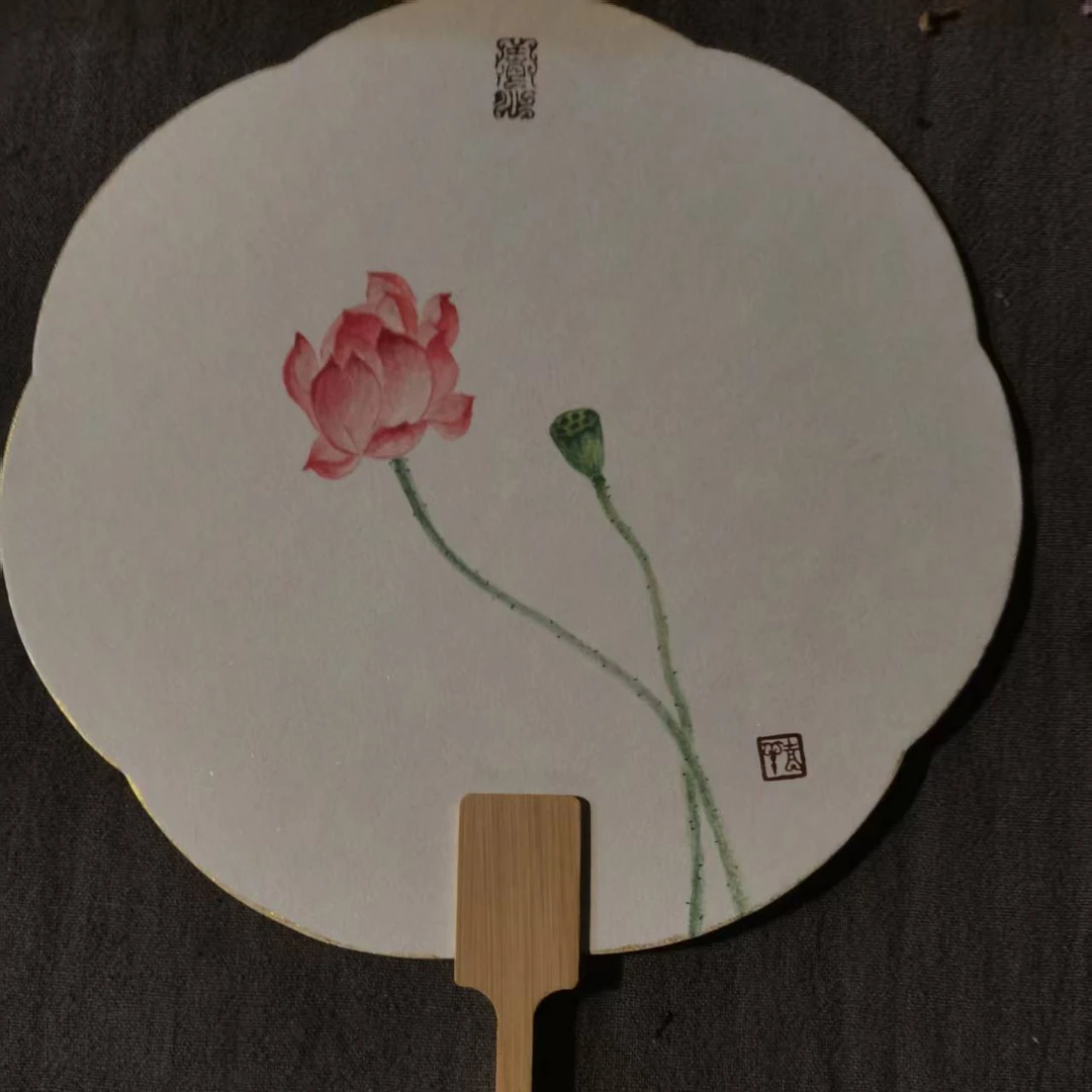 团扇营造出淤泥而不染濯清涟而不妖的独特意境