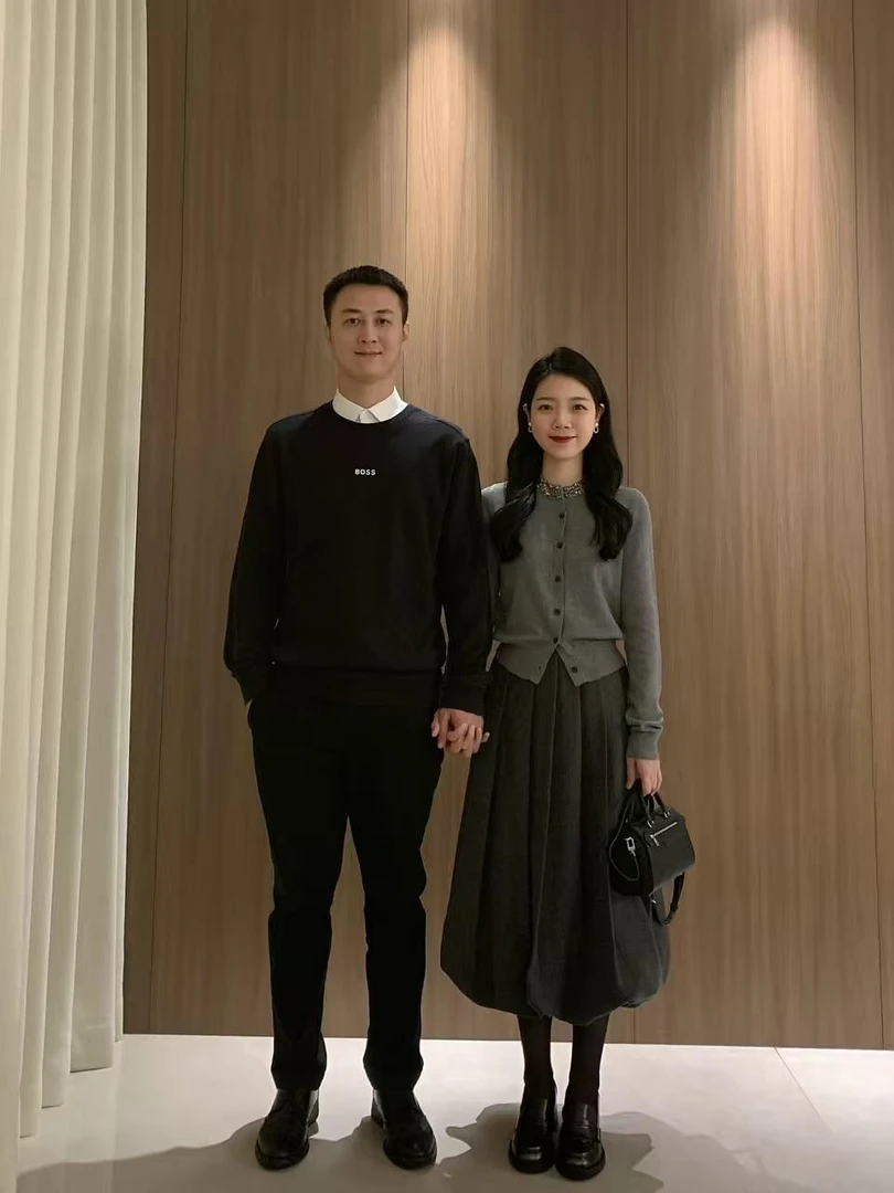 2025早秋新款小香风灰色圆领毛衣开衫女慵懒风针织外套百搭半身裙
