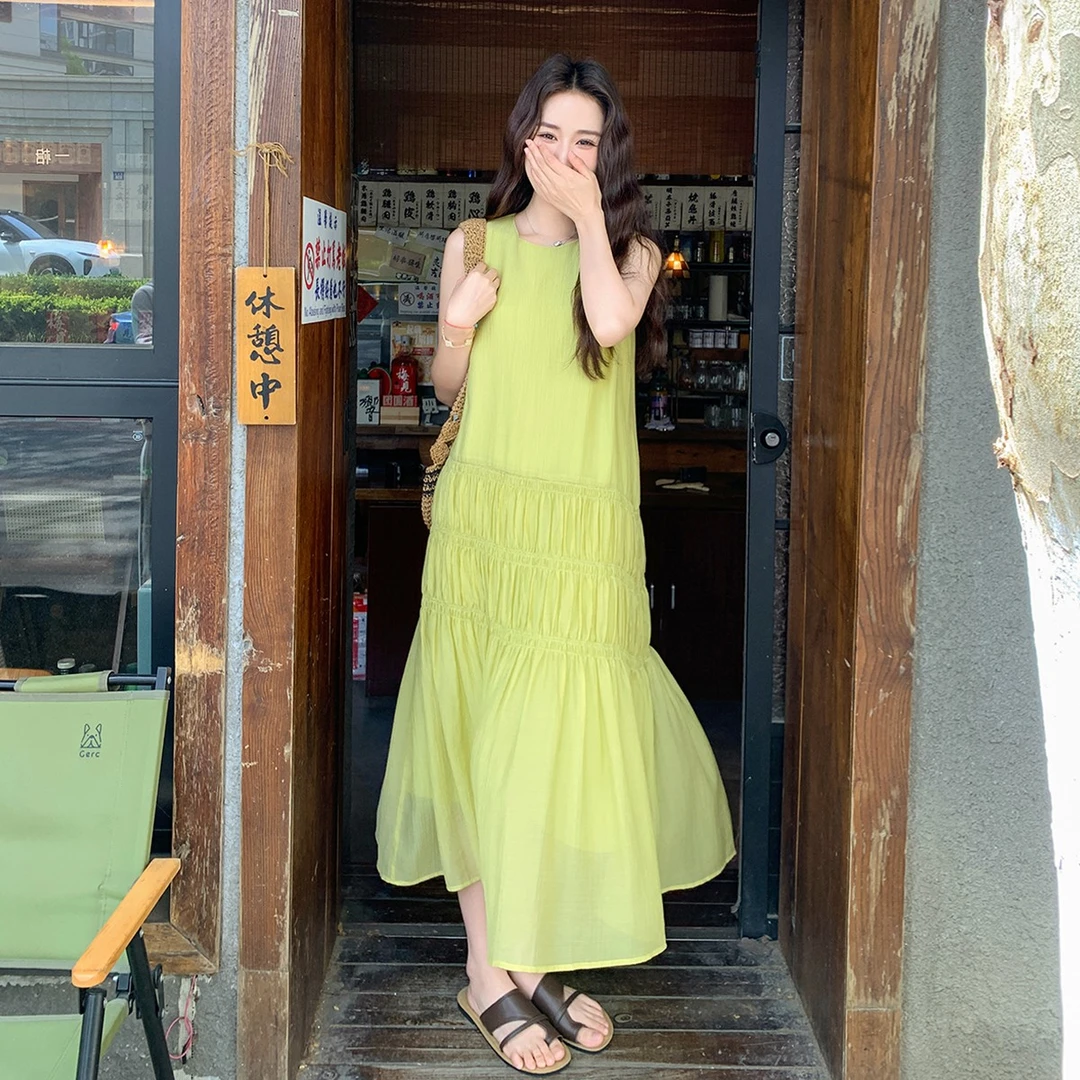 绿色森系超好看别致绝美无袖背心长裙新款显瘦气质压褶连衣裙女夏