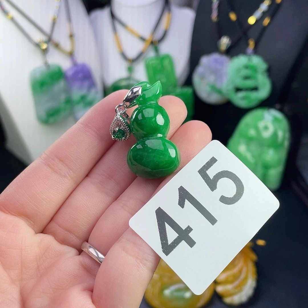 翡翠未镶嵌吊坠(赠链)