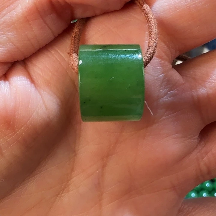 和田玉（碧玉）未镶嵌颈饰乌兰海果绿