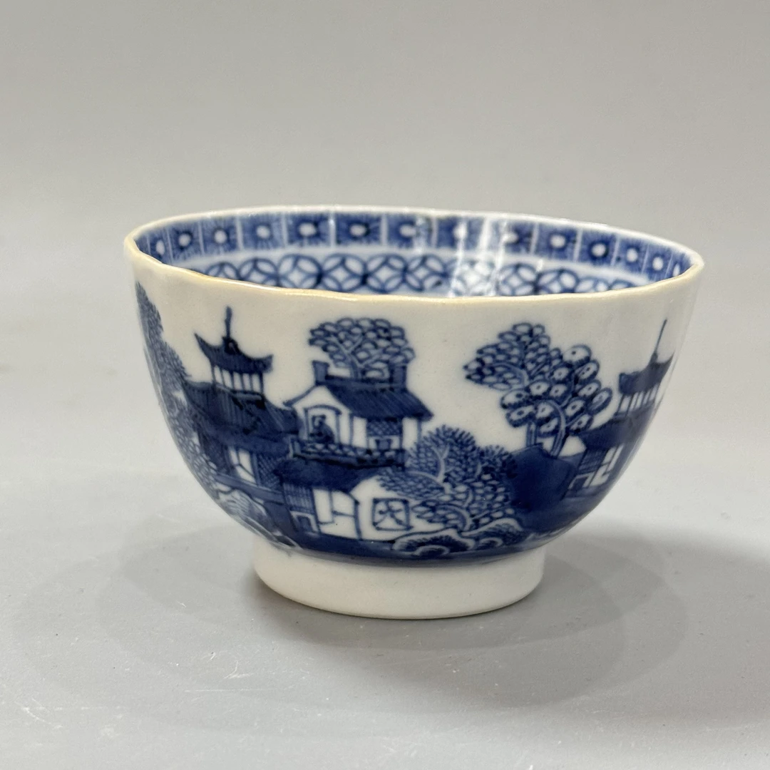 青花山水亭台楼阁纹花口杯 口径8.2微有失圆