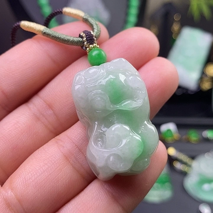 翡翠未镶嵌吊坠(赠链)