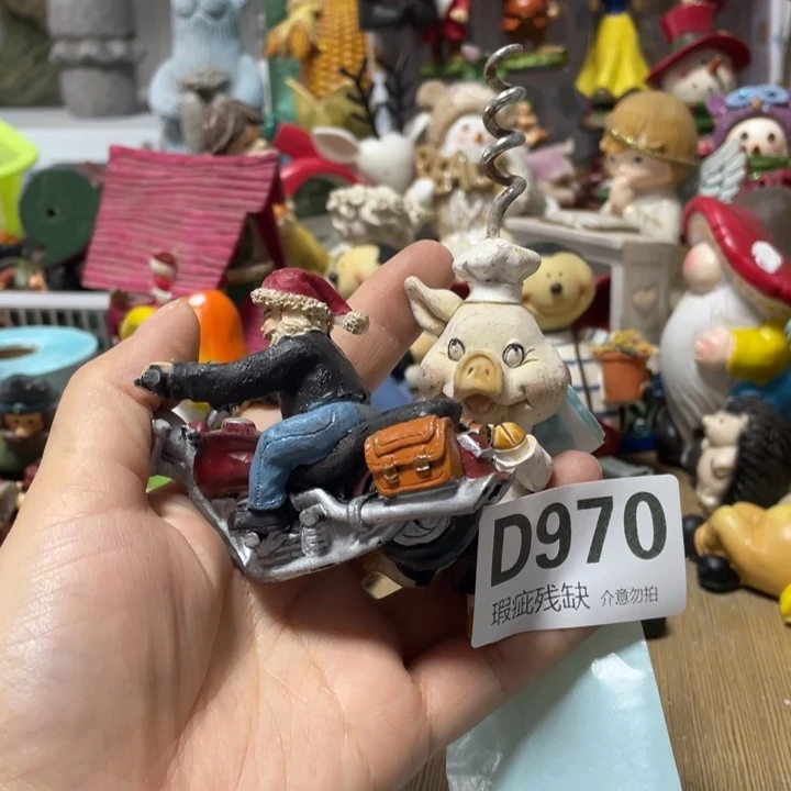 猪***天摆件孤品老货微瑕瓷