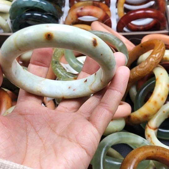 蛇纹石玉手镯未镶嵌时**河